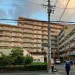 大阪府吹田市片山町で母親が子ども２人をマンションから突き落とす（関西テレビ）